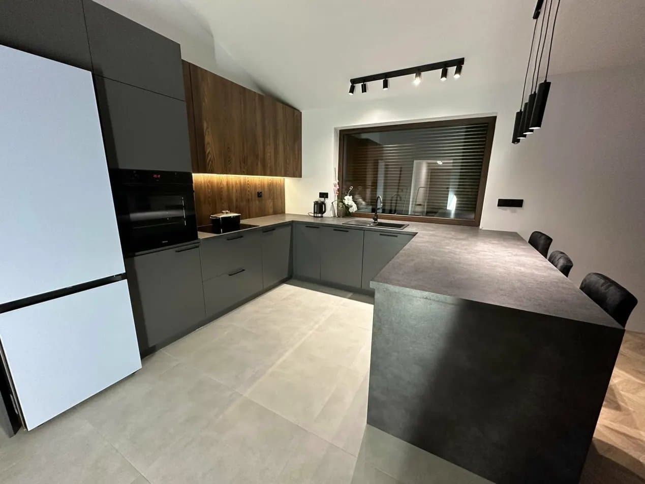 Kuchnia na zamówienie – fronty antracytowe z blatem z drewna orzechowego