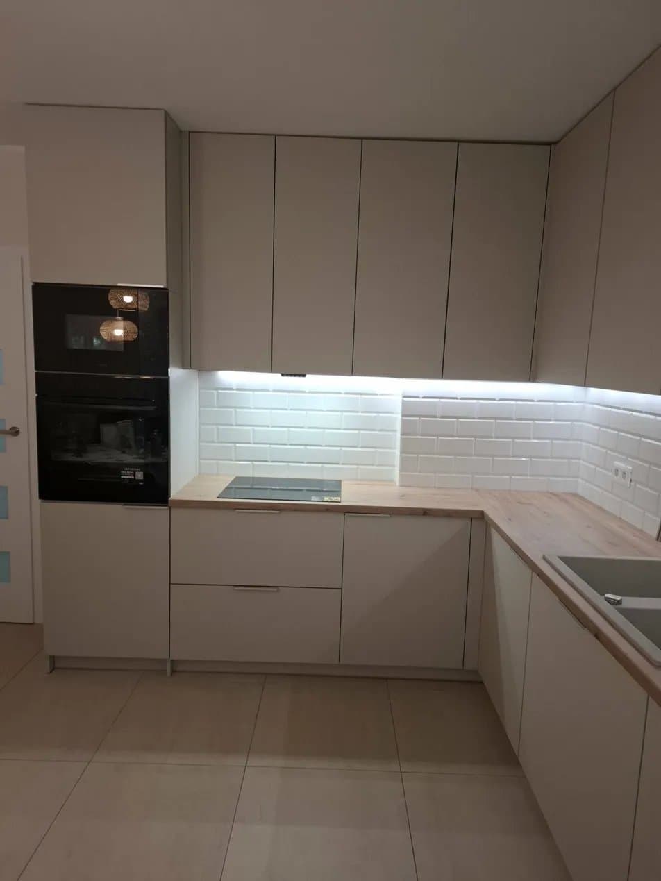 Meble kuchenne na wymiar – styl greige z naturalnym drewnem dębowym