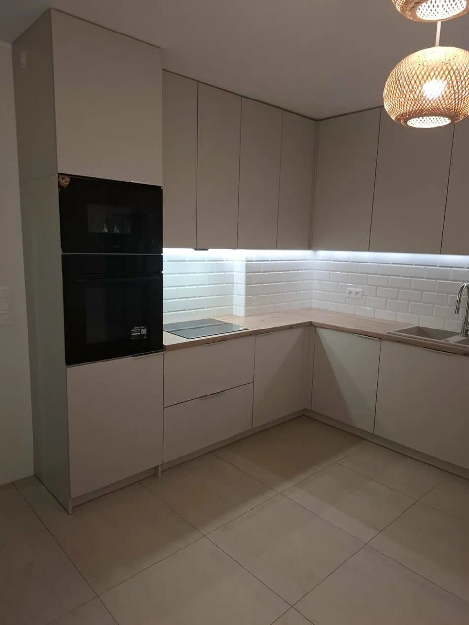 Kuchnia na zamówienie – jasne fronty greige i drewniane akcenty