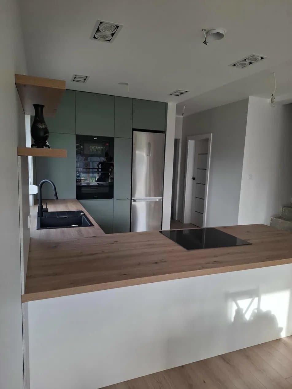 Meble kuchenne na wymiar – fronty sage green z drewnem dębowym