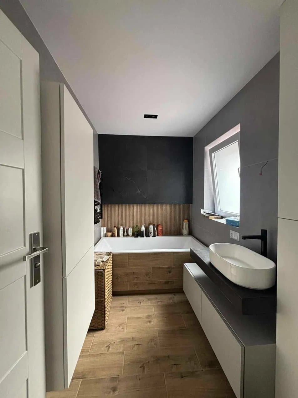 Meble łazienkowe na zamówienie – zabudowa z elementami drewnianymi