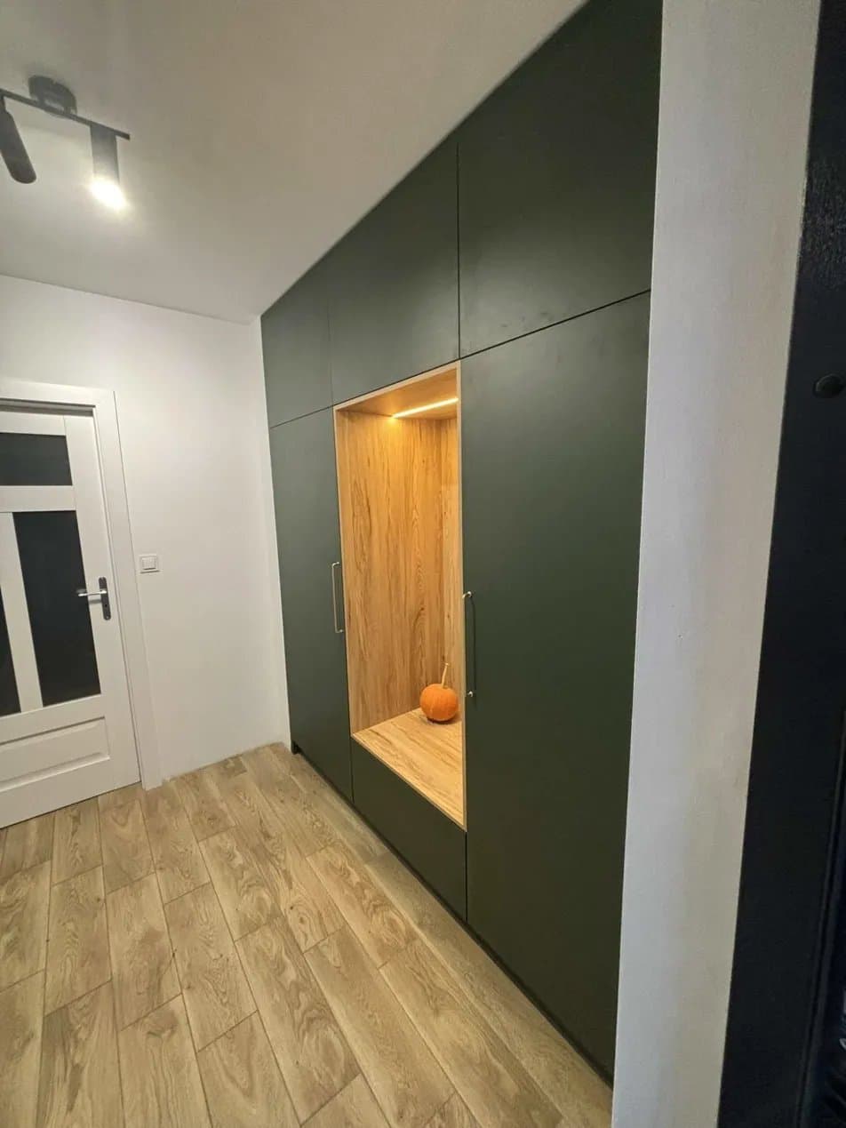 Garderoba na zamówienie – zabudowa w kolorze zielonym