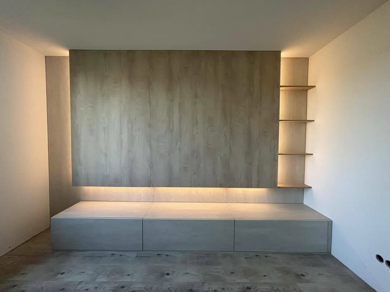 Zabudowa RTV na wymiar – meble salonowe z naturalnym drewnem